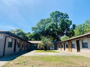 Building Photo - 2 Bedroom, 1 bath apartment for rent