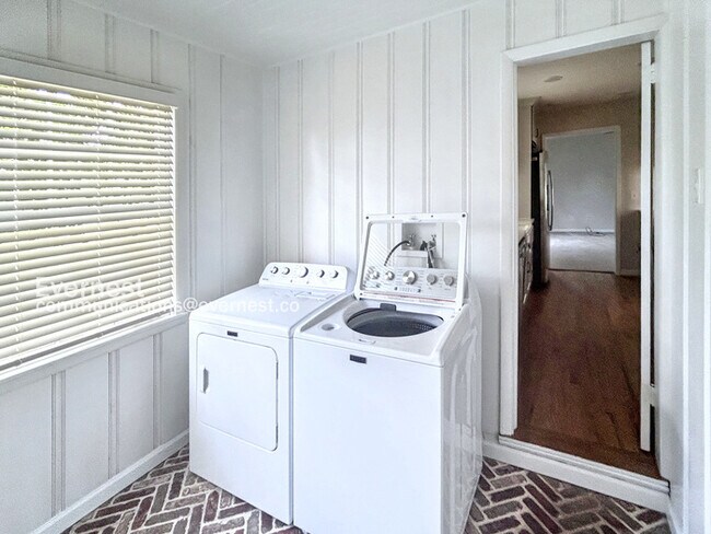 Building Photo - 3 Bed, 2 Bath Home with Garage / Pet-Friendly / Coming Soon!