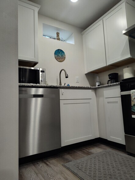 kitchen - 3039 SE Dune Ave