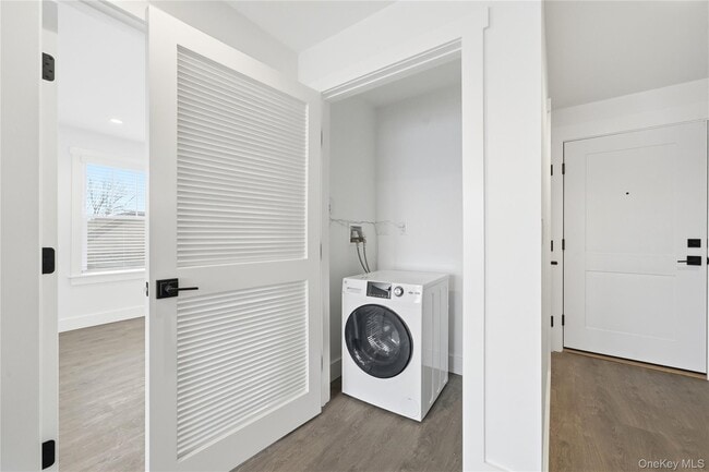 Building Photo - 180 Deer Park Ave