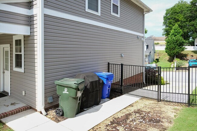Building Photo - 3 Bedroom, 2.5 Bath in Prime Location! Law...