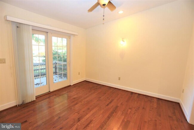 Building Photo - 9705 Fernwood Rd