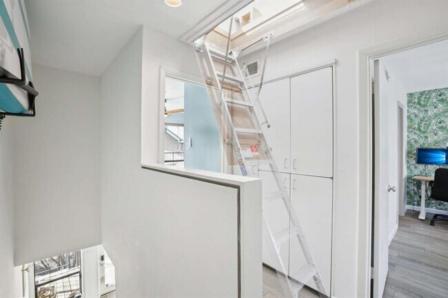 Building Photo - 1106 W 6th St