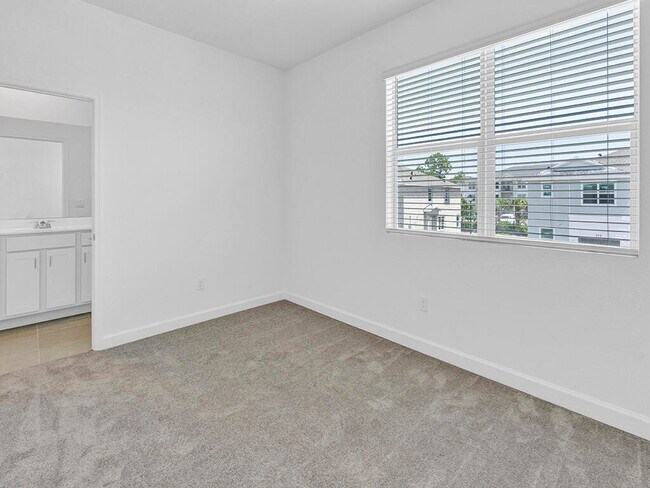 Building Photo - 380 SE Crossoak Ln