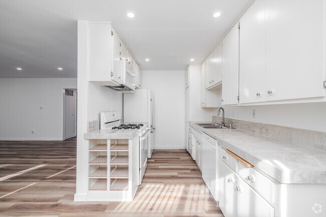 Interior Photo - 5917 Buffalo Ave