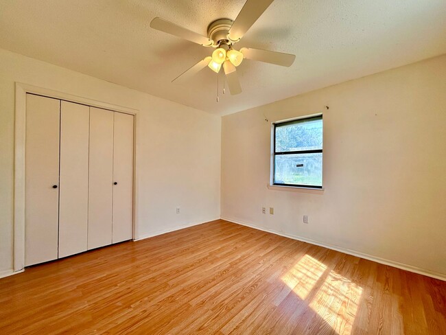 Building Photo - Warm & Inviting 3 Bed, 2 Bath Home with 2-Car Garage & Fireplace