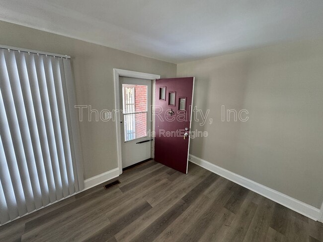 Building Photo - 913 Paul St