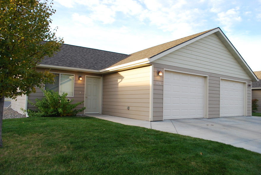 Attached garage included in rent - Bench Apartments