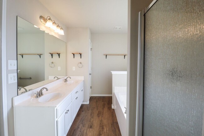 Building Photo - 3 Bed | 2 Bath in Broken Arrow!