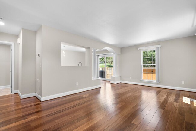 Building Photo - 3 Bed 2.5 Bath - Gaithersburg Townhome - Completely Renovated
