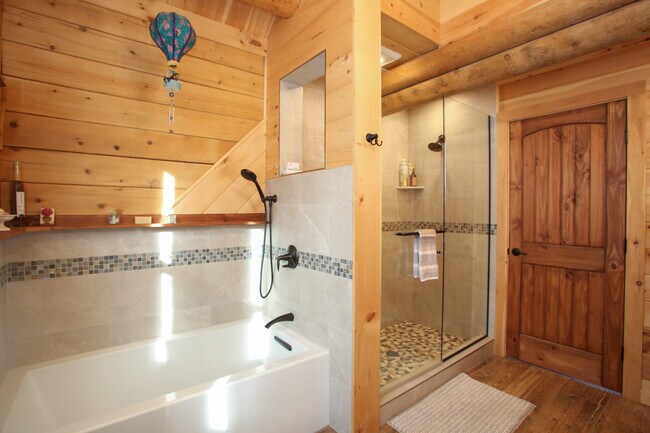 Building Photo - 320 Lakeshore Dr