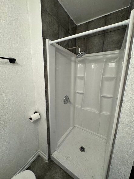 Walk-in Shower - 526 Brooks Ave