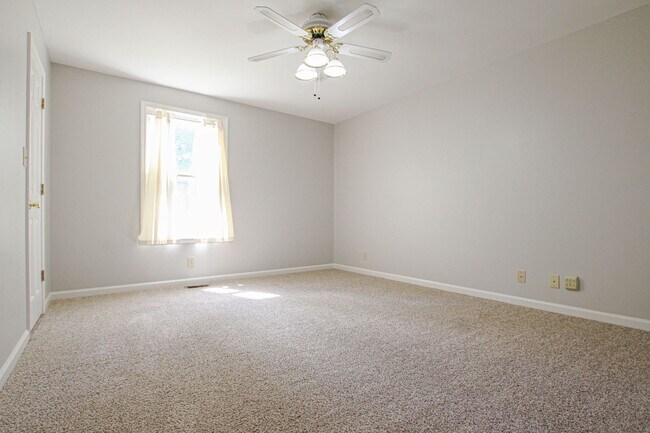 Building Photo - Pet Friendly Three Bedroom with Unfinished Basement!