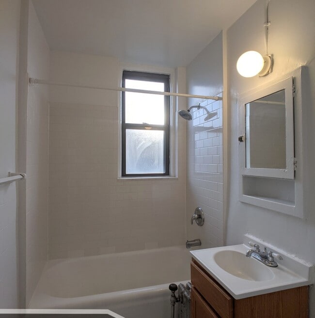 Building Photo - 3335 W Diversey Ave