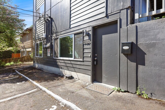 Building Photo - Renovated Basement level unit - West Linn, OR