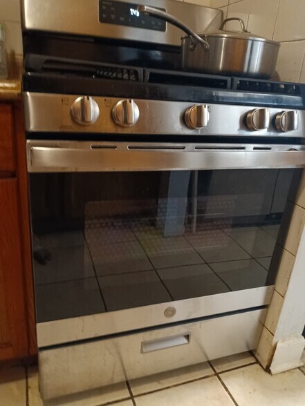 New stove - 1075 Knoll Ln