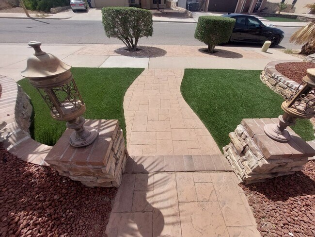 Building Photo - 4 BEDROOM 2 BATHROOM HOME 3 CAR GARAGE HOM...