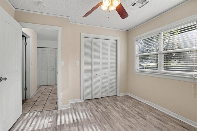 Building Photo - 207 E Juniper Ln