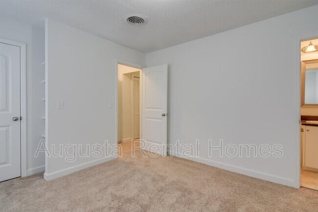 Building Photo - 2905 Arrowhead Dr