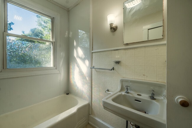 Building Photo - 610.5 Russell St