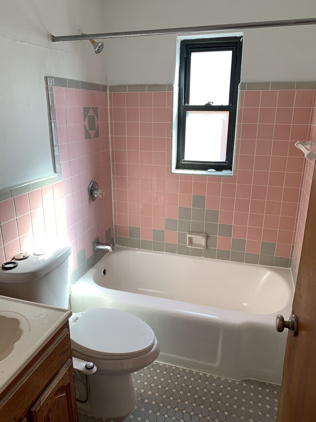 Building Photo - 3069 Glenmore Ave