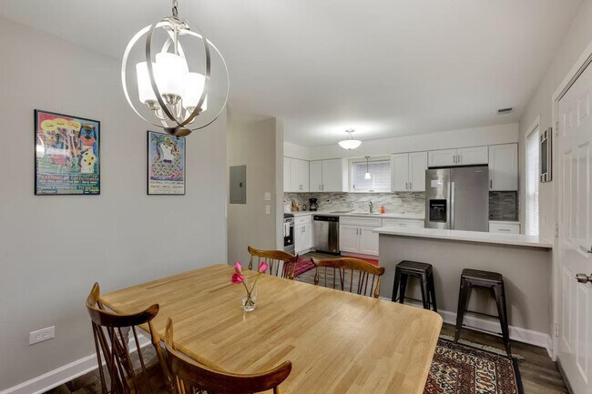 Building Photo - 226 S Hoyne Ave