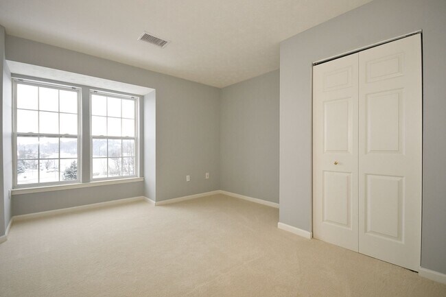 Building Photo - 3 Bedroom Townhouse