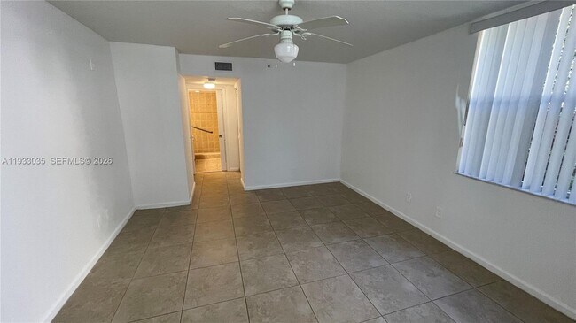 Building Photo - 529 E Sheridan St