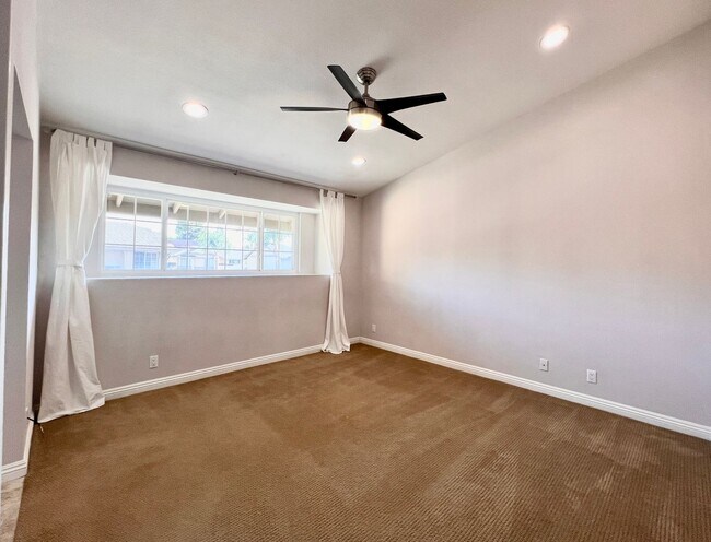 Building Photo - Newly updated 3-bedroom, 2.5-bath Hampton ...