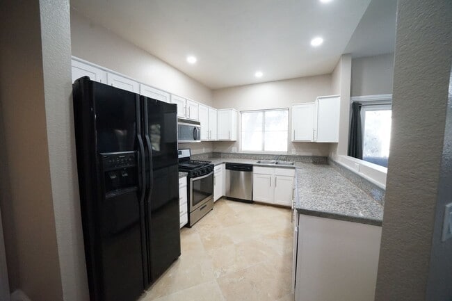 Building Photo - SHOWINGS AVAILABLE NOW
