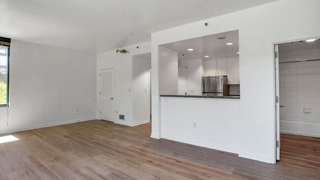 Building Photo - 250 King St