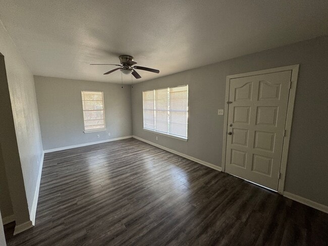 Building Photo - Updated 2 bedroom