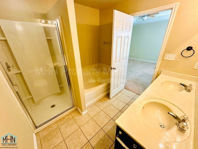 Building Photo - 10930 Rustic Spoke