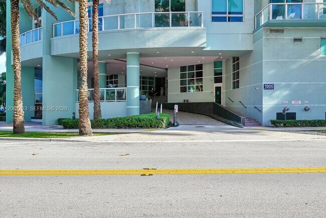 Building Photo - 1900 N Bayshore Dr