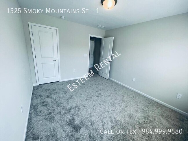 Building Photo - 1525 Smoky Mountains St