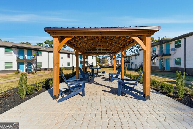 Primary Photo - 558 College St