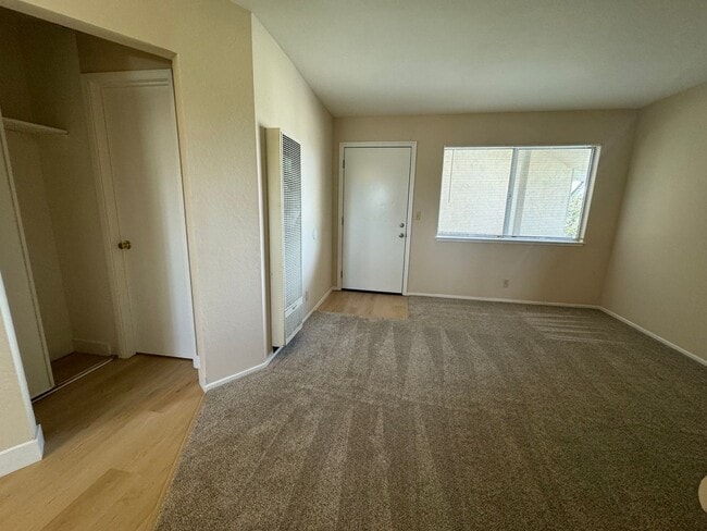 Building Photo - Upstairs 1 bedroom 1 bath apartment w/ ass...