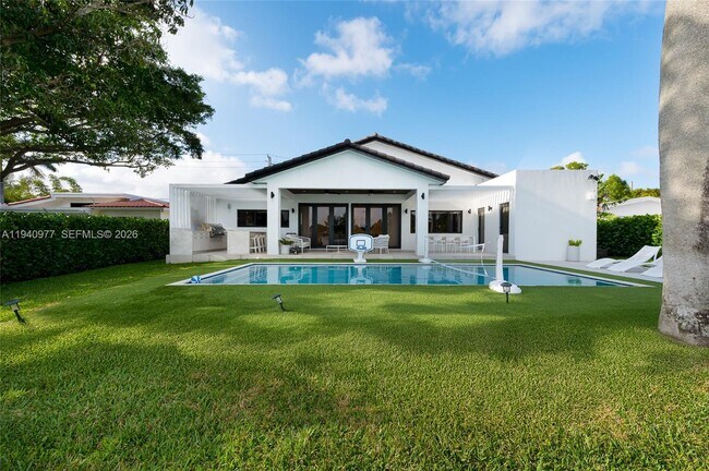 Building Photo - 2560 NE 199th St