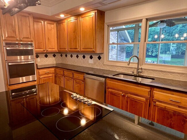 Building Photo - 1302 Honeywood Pl