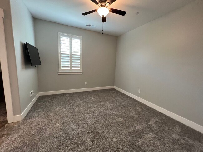 Building Photo - 3 bedroom | 2.5 bathroom | Crocker Village...