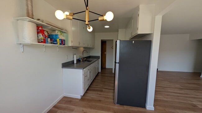 Primary Photo - Modern Top Floor Condo, Newly Remodeled -U...
