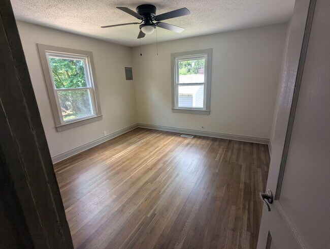 Building Photo - Remodeled 2 Bed 1 Bath Home Convenient Location