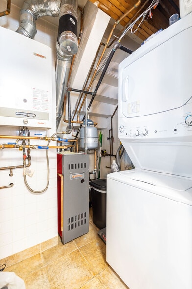 Building Photo - 15 Lake Dr