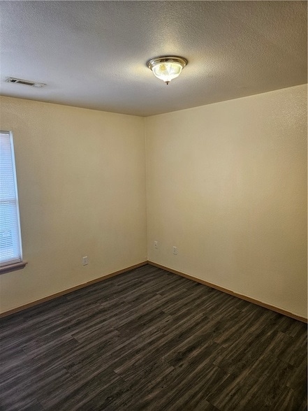 Building Photo - 616 Sadie Ln