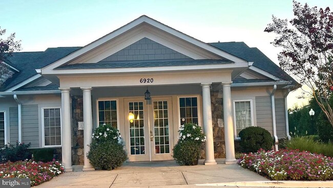 Building Photo - 7216 Mockingbird Cir