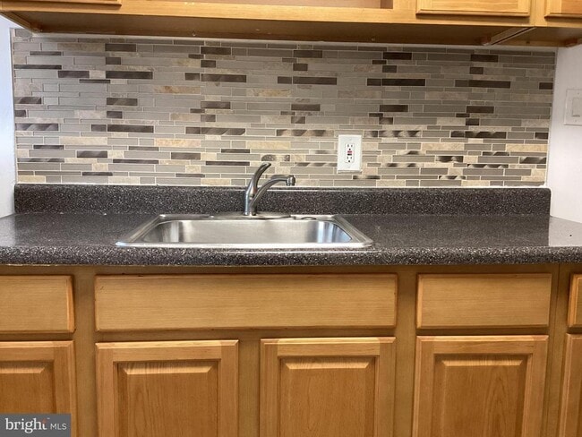 Building Photo - 615 Broadway