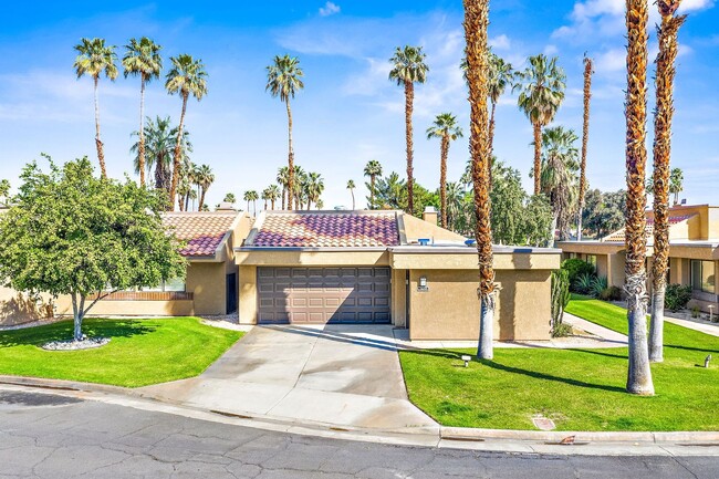 Building Photo - Country Club Home On Cathedral Canyon Golf...