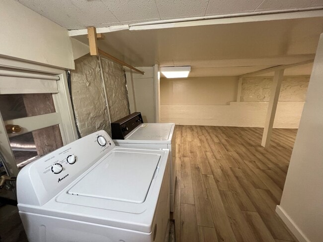 Building Photo - Adorable one bedroom apartment in downtown Grass Valley! Private parking, washer and dryer in unit.