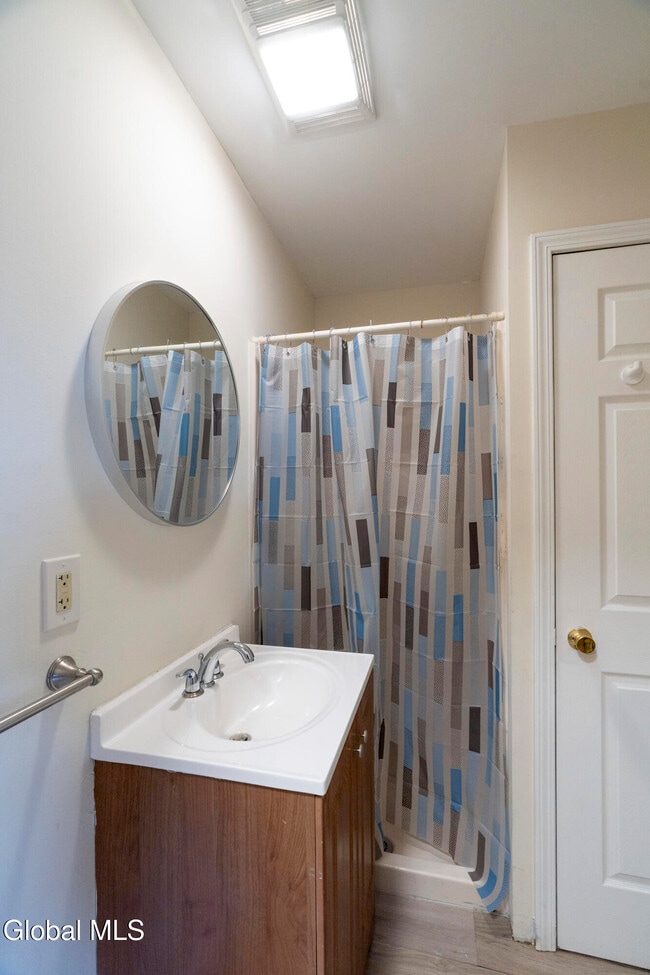 Building Photo - 4 Easy St