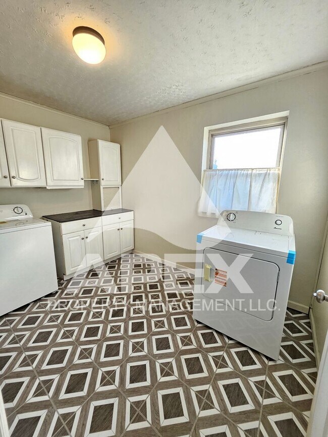 Building Photo - Spacious 4Bd – 2Ba Tri-Level Brick Home in North Knoxville!